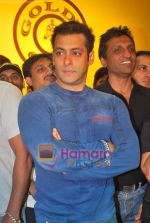 Salman Khan at Gold_s Gym -Mega Spinnathon 2009 in Banstand, Bandra on 1st Dec 2009 (31).JPG